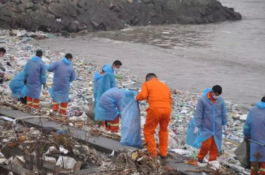 志愿者在清理长江岸线垃圾